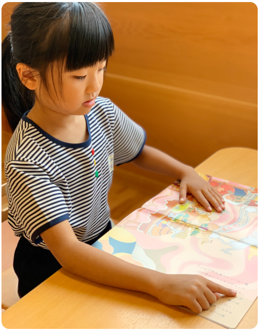 のぞいている園児の写真